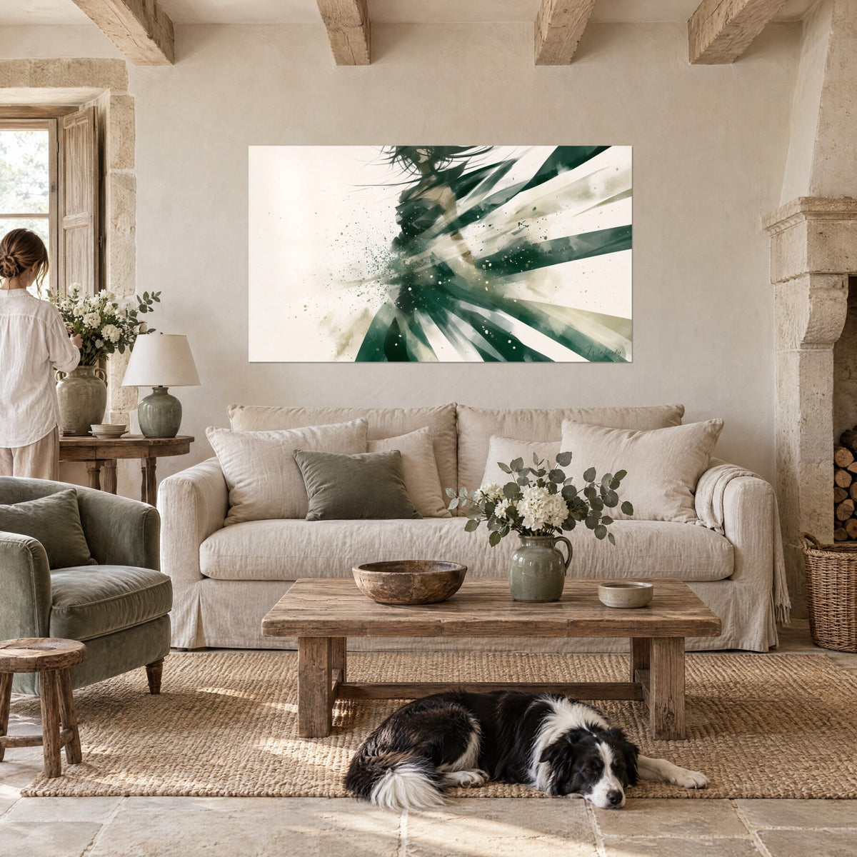 Quadro silhouette femminile con i capelli al vento, verde abete e avorio, schizzi di colore, sopra un divano in un soggiorno luminoso
