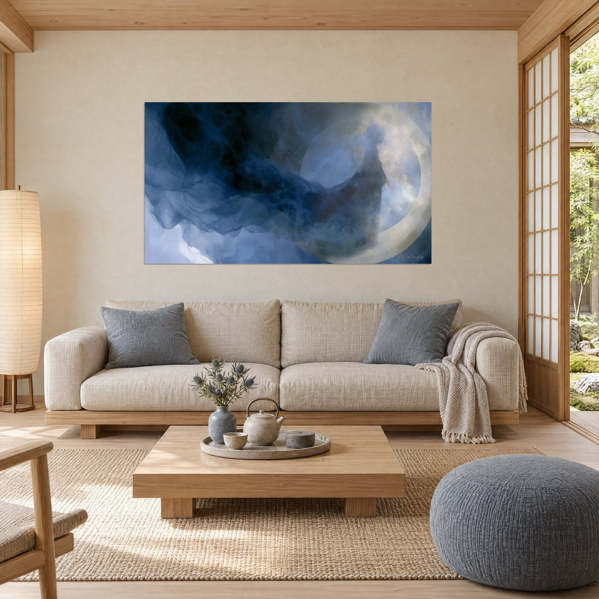 Tableau silhouette voilée émergeant d'une fumée bleu nuit, croissant doré en halo, au-dessus d'un canapé dans un salon lumineux