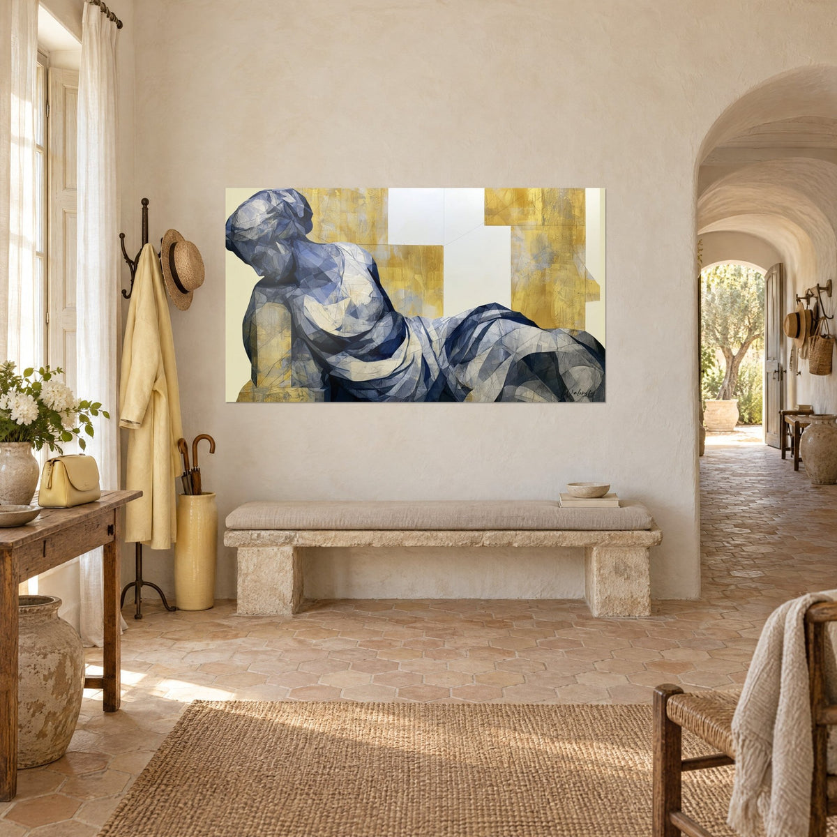Tableau gisante sculpturale en facettes bleu ardoise et jaune doré, fond blanc, vue de biais près d'une arche provençale