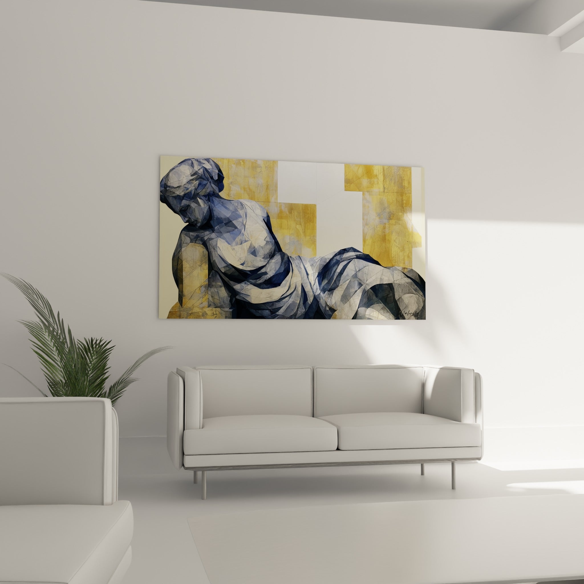Corps abstrait aux plis fragmentés bleu et doré, suspendu au-dessus d'un canapé dans un salon lumineux