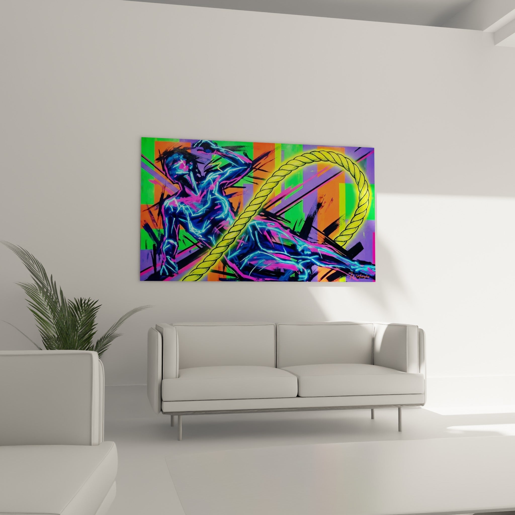 Figures électriques bleu marine et jaune fluo du corps abstrait au-dessus d'un canapé dans un salon lumineux