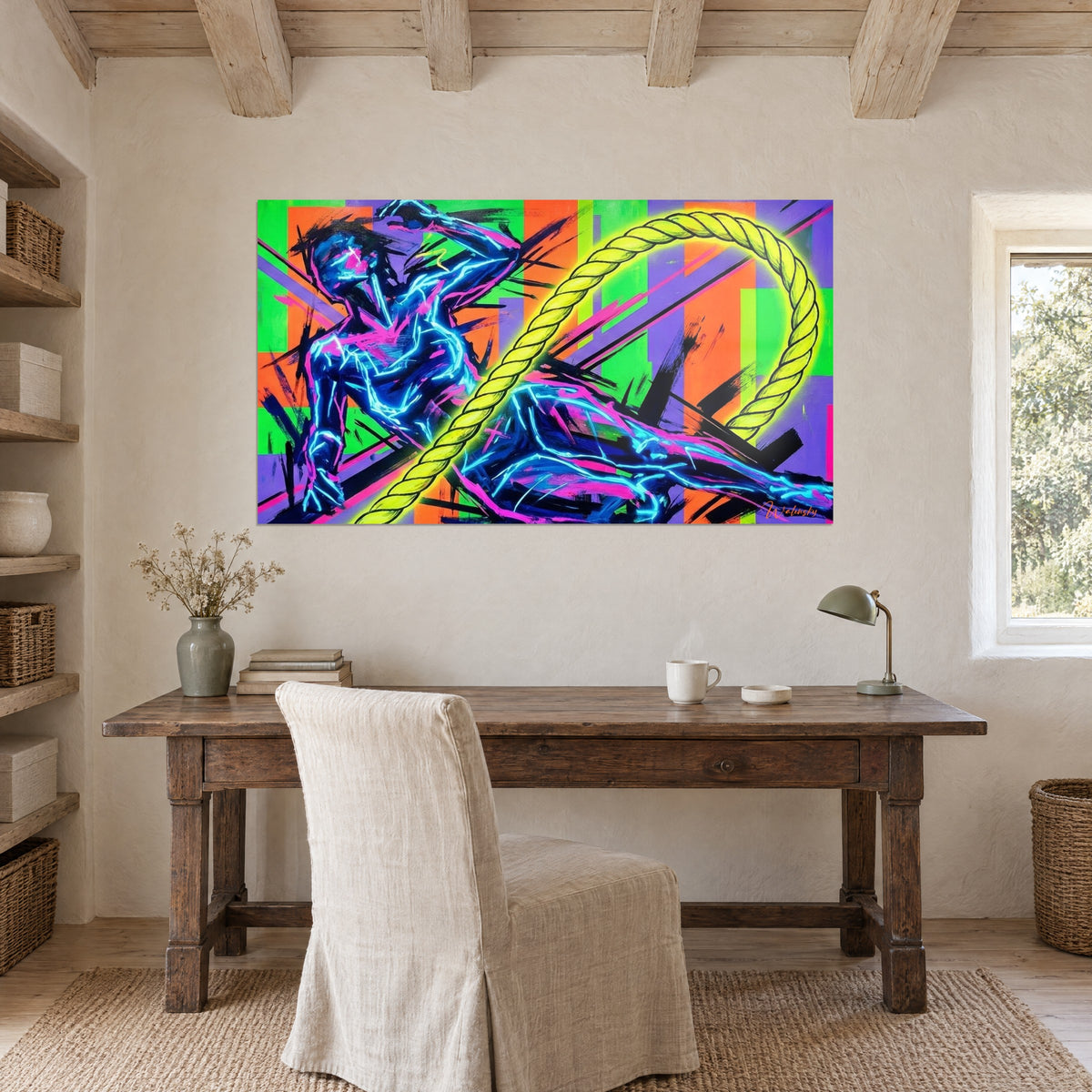 Tableau corps stylisé en éclairs bleu néon et rose vif, corde jaune fluo, bandes vertes et violettes, au-dessus d'un bureau en bois brut