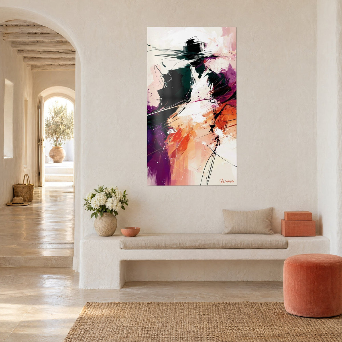 Tableau corps abstrait aux traits nerveux noirs sur fond crème, éclats orange et violet, mur blanc d'une maison méditerranéenne
