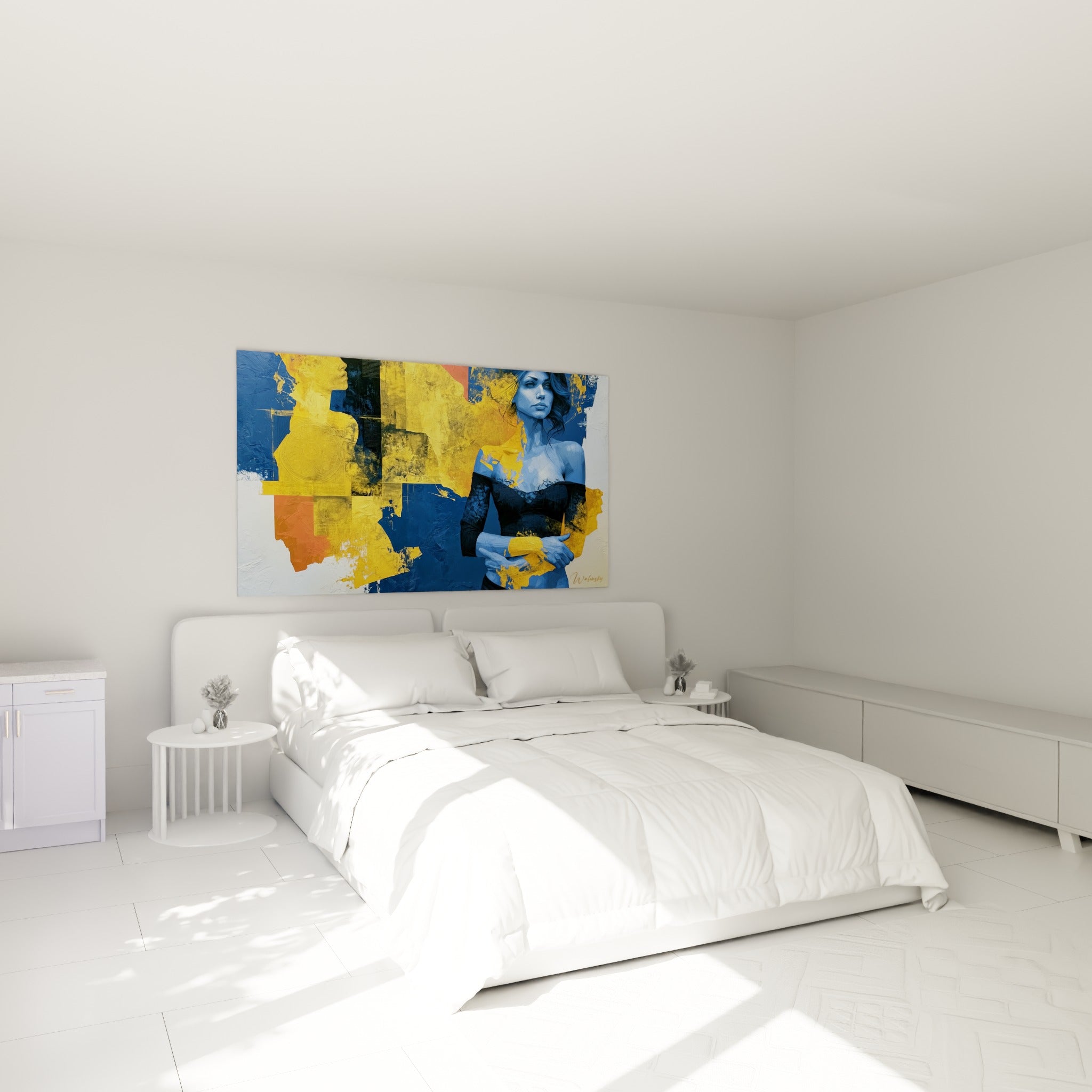 Portrait féminin bleu et doré aux textures empâtées, accroché au-dessus d'un lit dans une chambre claire