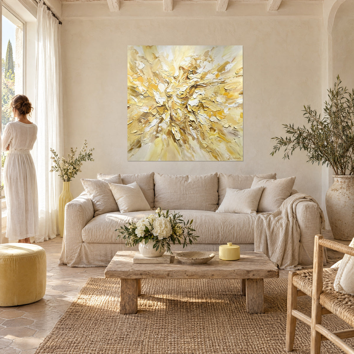 Gemälde mit goldgelbem und elfenbeinweißem Blütenglanz in pastosen Spachtelstrichen, Rückenansicht eines Paares über einem Sofa in einem hellen Wohnzimmer