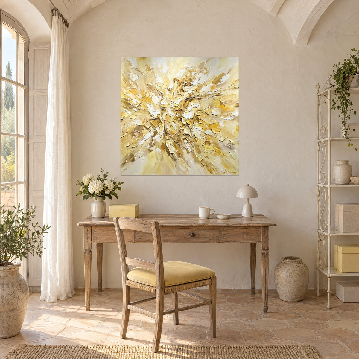 Gemälde eines leuchtenden Bursts in grellem Gelb und Sandbeige mit Spachtelstrichen, über einem Schreibtisch aus hellem Holz in einem provenzalischen Landgut