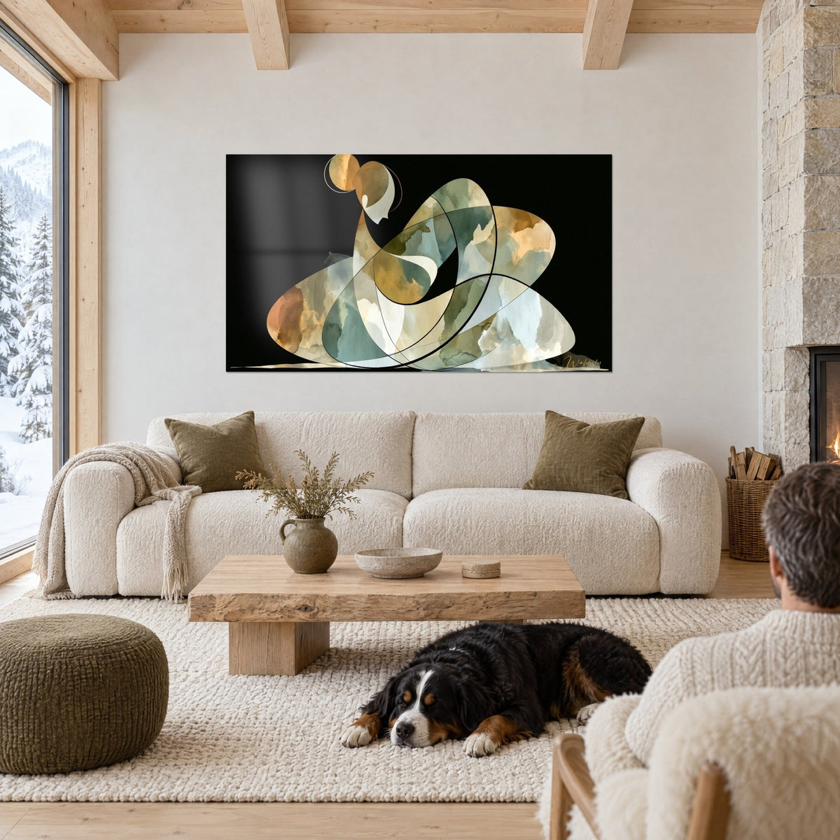 Tableau silhouette repliée en aplats ocre et vert sauge sur fond noir, au-dessus d'un canapé dans un salon lumineux