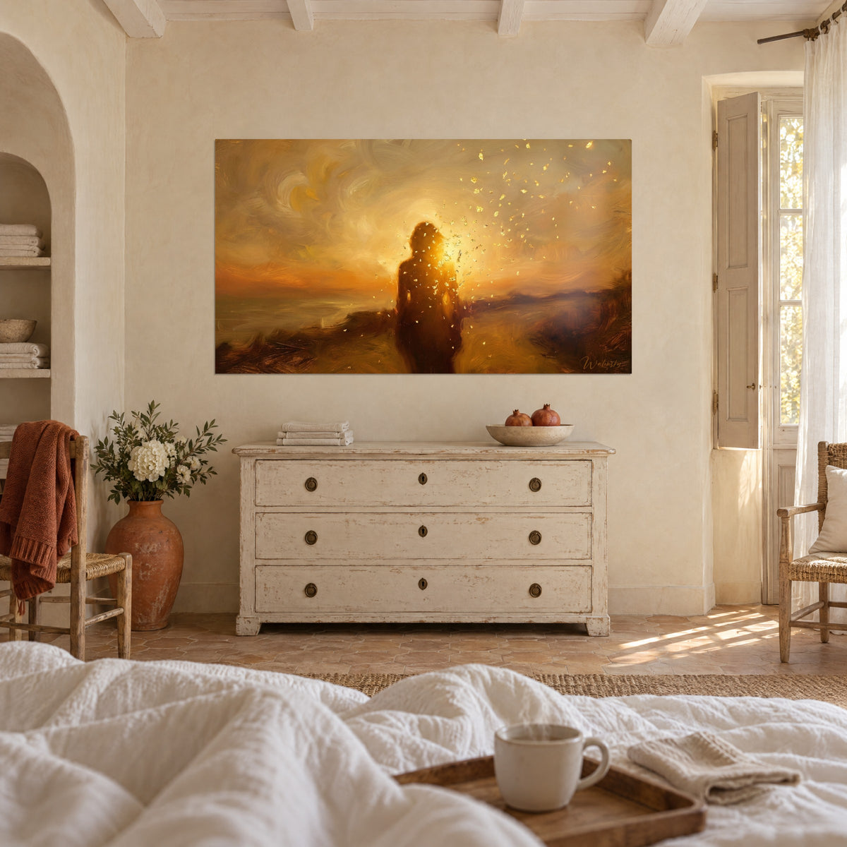 Tableau figure de dos baignée d'or fondu et de brun chaud, nuée de flocons dorés, au-dessus d'un lit dans une chambre claire