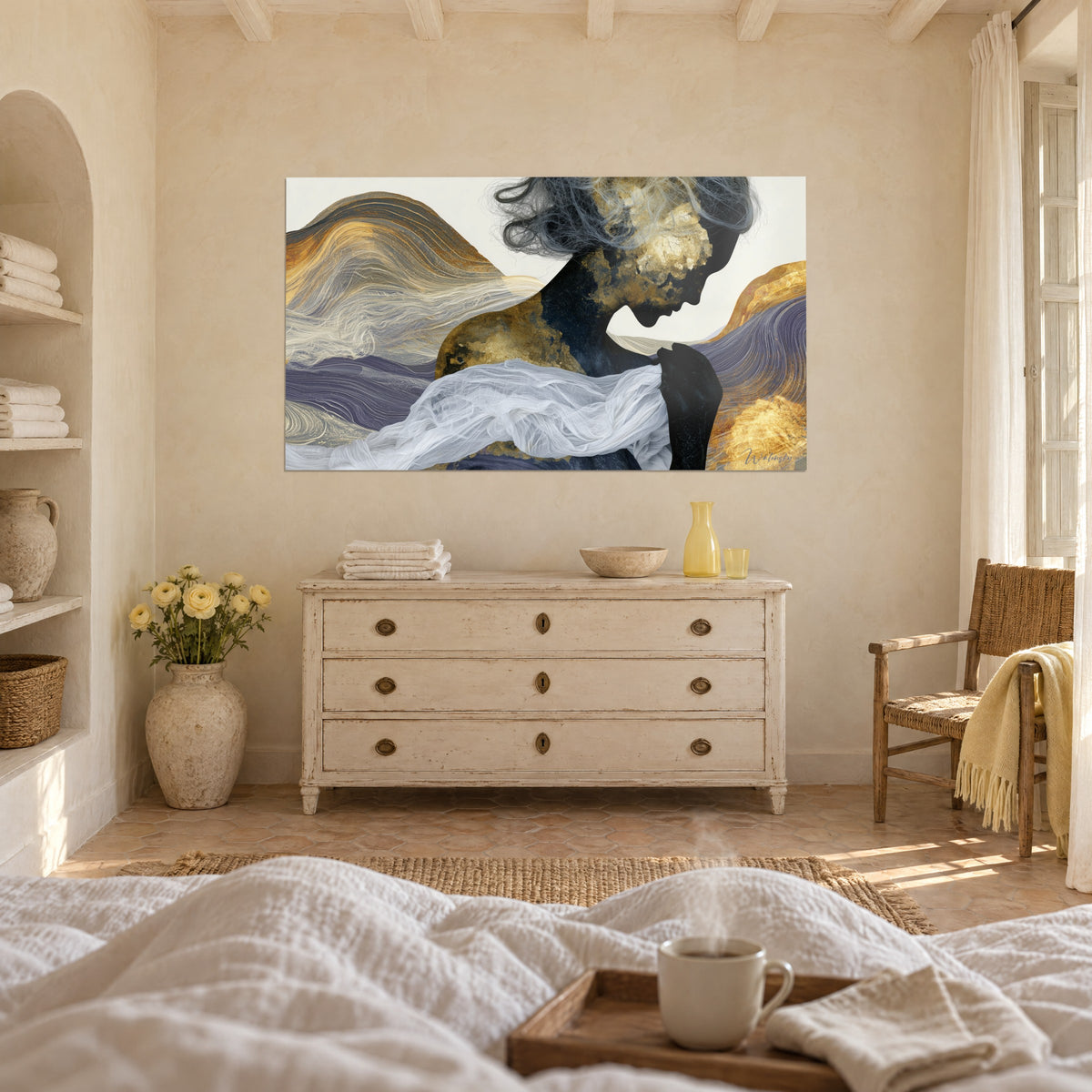 Quadro figura raccolta dai capelli argentati, volute malva e dorate, tessuto bianco, sopra un letto in una camera luminosa