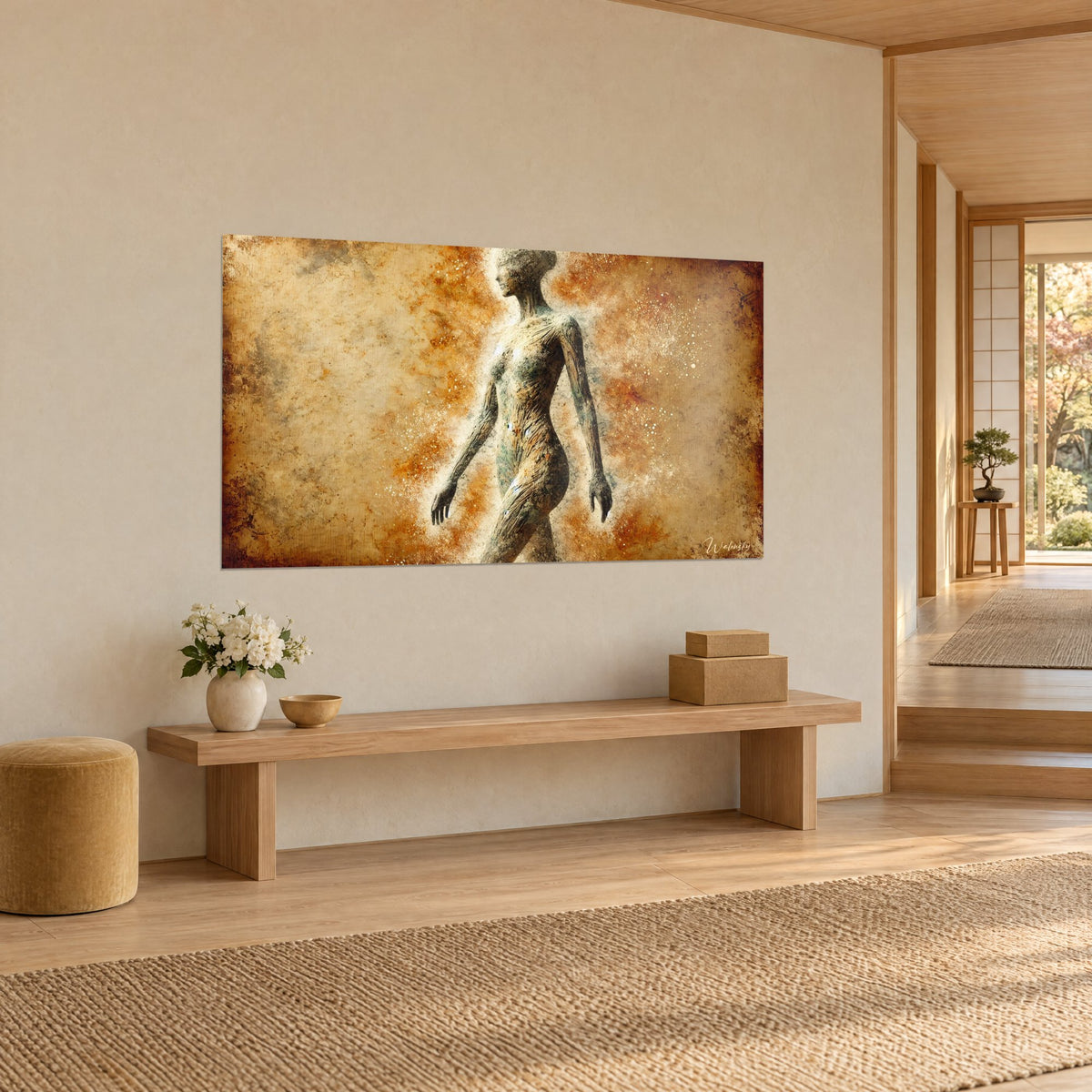 Tableau figure marchant en pierre patinée, fond sable orangé grumeleux, éclats blancs, mur crème et banc de bois clair