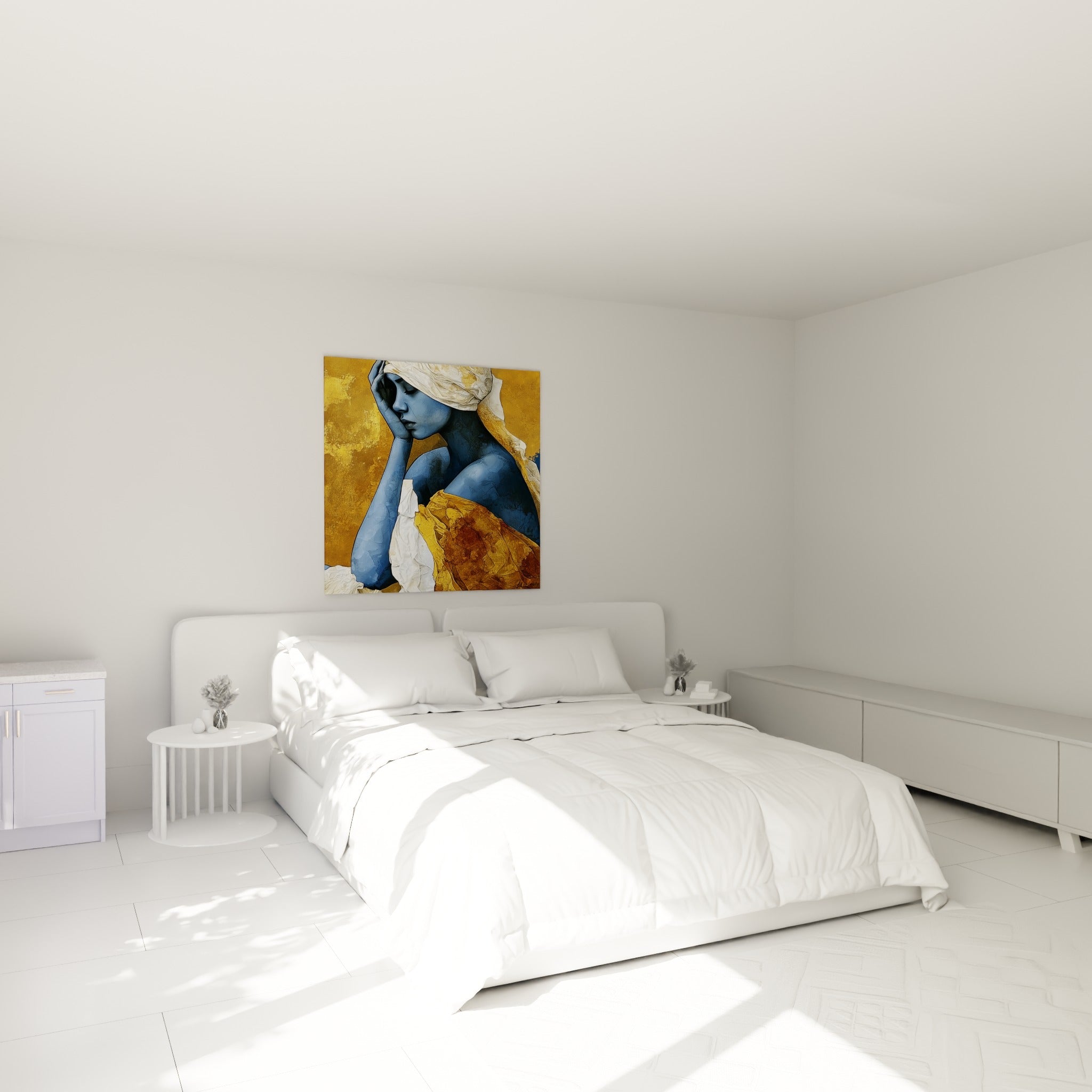 Femme bleue pensive enveloppée de tissus dorés et blancs, accrochée au-dessus d'un lit dans une chambre claire