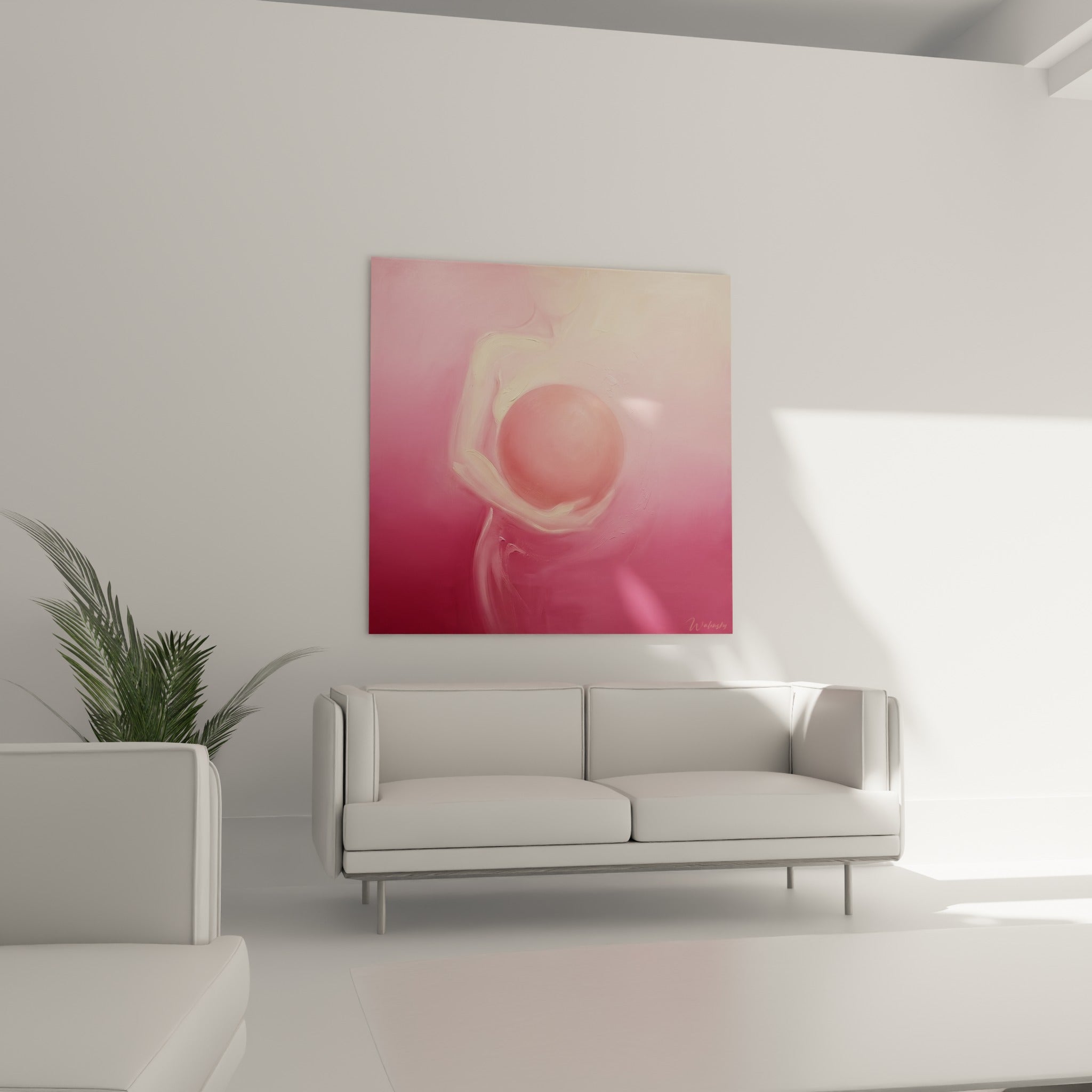 Étreinte suggérée en rose fuchsia et crème autour d'une forme ronde, corps abstrait au-dessus d'un canapé dans un salon lumineux