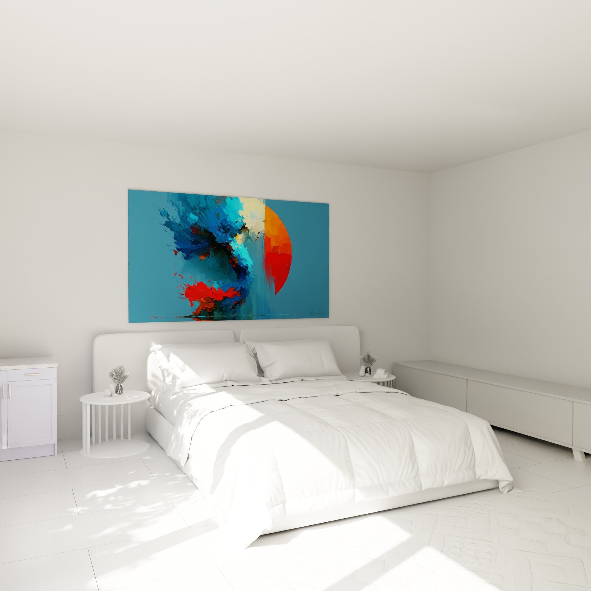 Figure abstraite bleu profond et disque orange vif accrochée au-dessus d'un lit dans une chambre claire