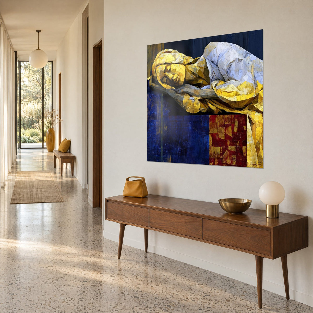 Tableau dormeur de pierre jaune et blanc, soubassement rouge bordeaux en mosaïque, sur un mur de couloir lumineux