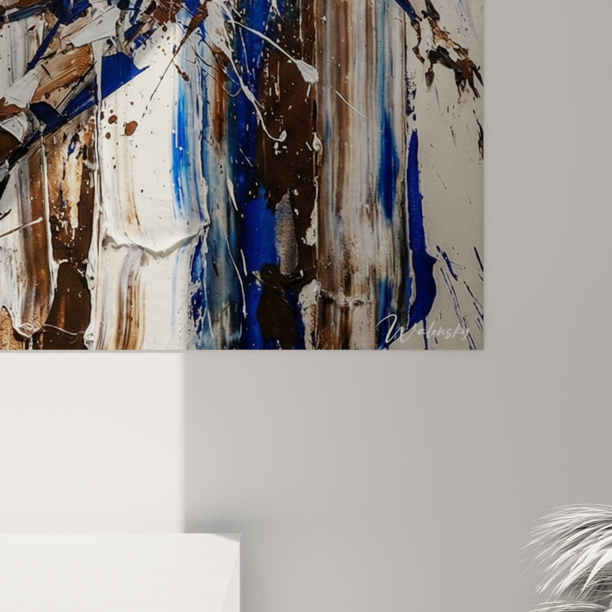 Empâtements bruns et coulures bleu marine visibles en gros plan sur la toile texturée