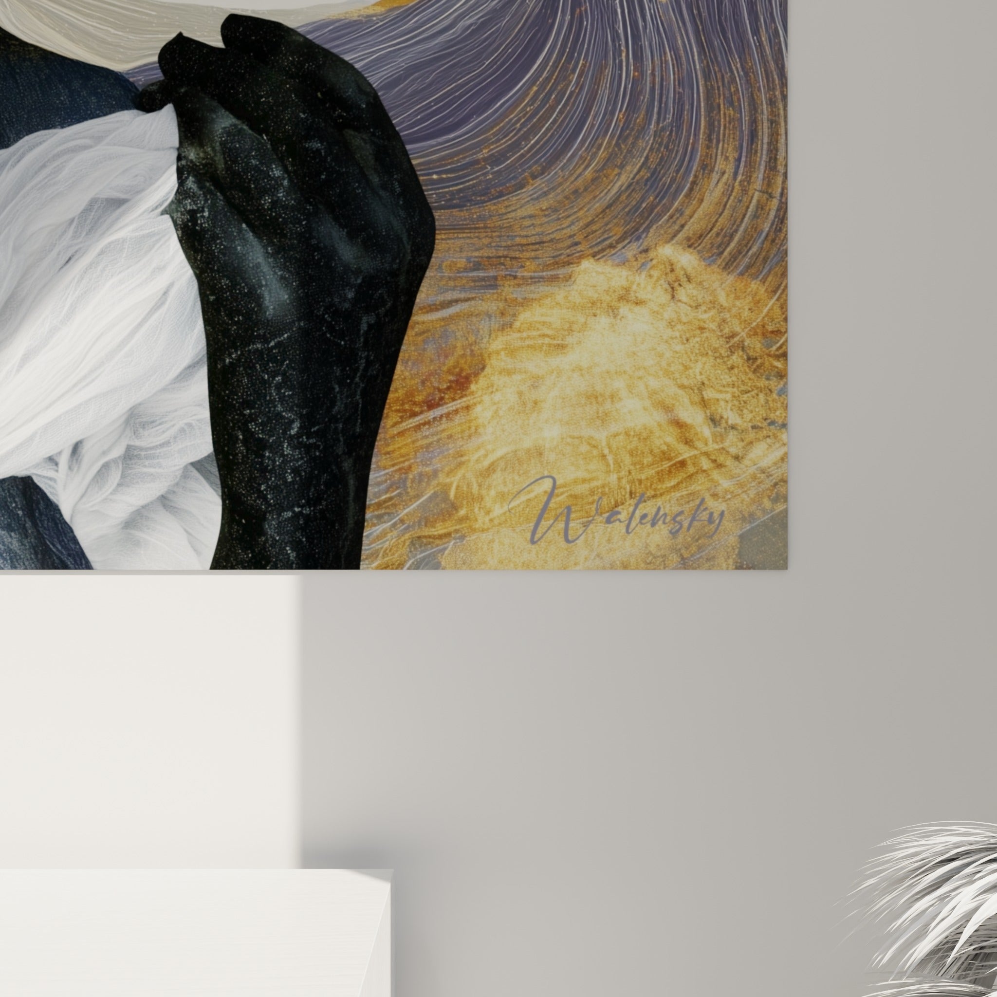 Empâtements dorés et coulures bleu marine se mêlant sur la toile, grain minéral du corps abstrait accroché de près