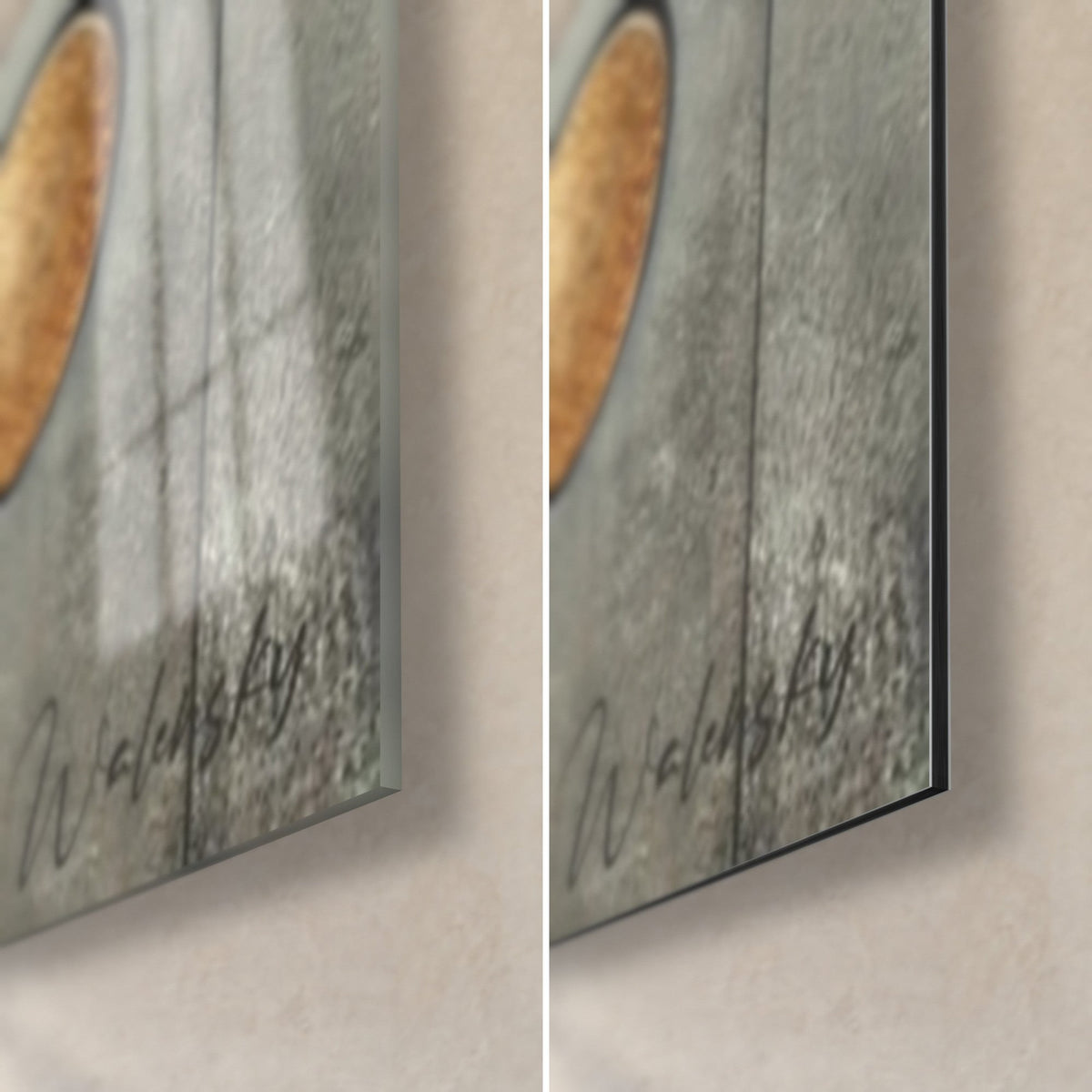 Cuadro figura plateada con los brazos extendidos, textura dorada escamada, esquina inferior derecha en cristal brillante y Dibond aluminio mate, borde negro
