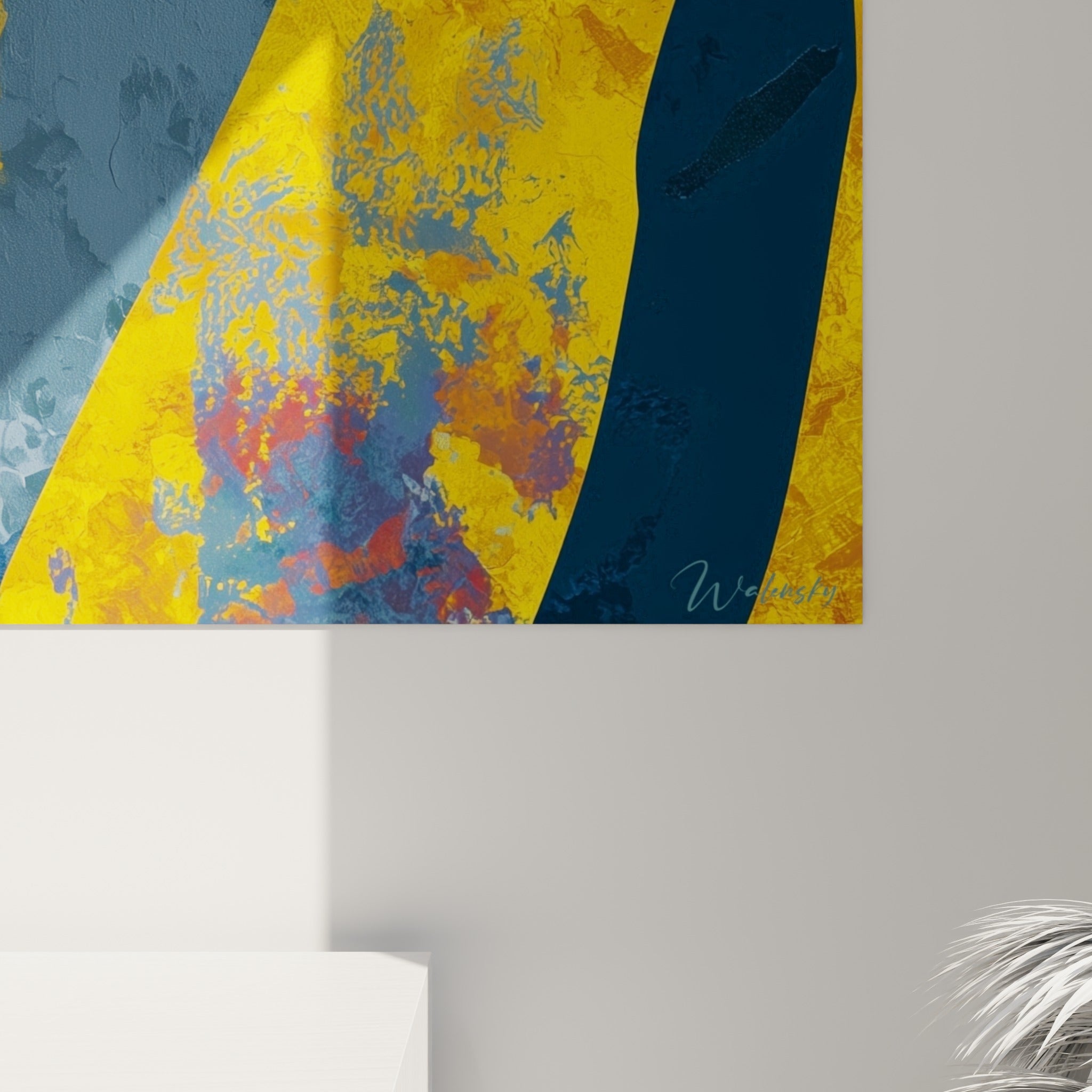 Empâtements dorés et coulures bleu marine se mêlant à des touches orangées sur ce tableau Corps abstrait