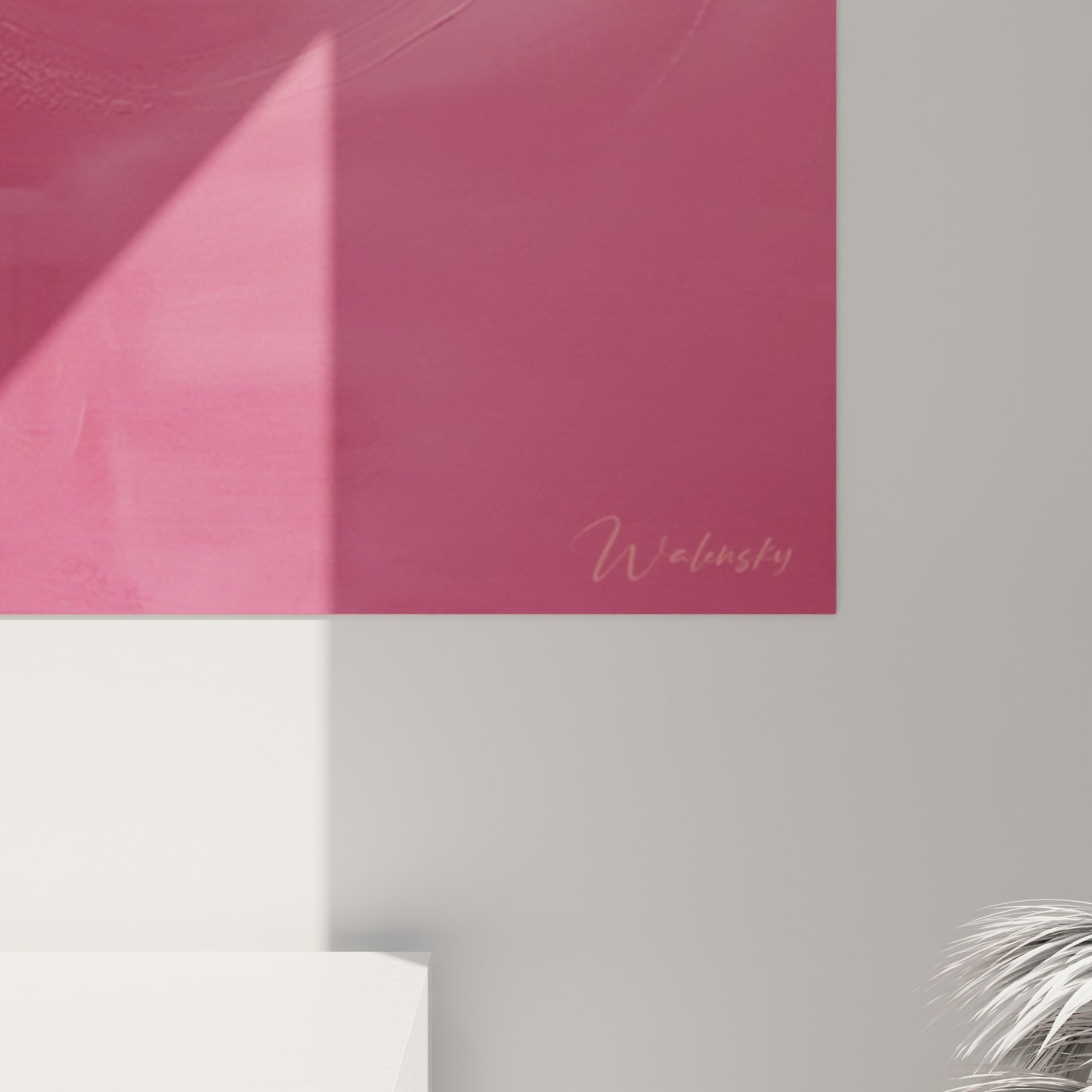 Empâtements ivoire et coulures fuchsia visibles sur la texture peinte du corps abstrait