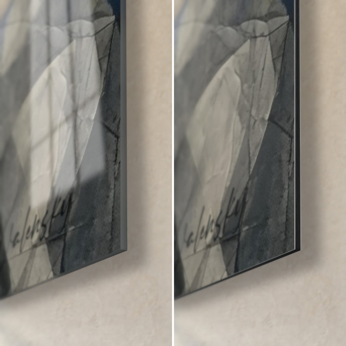 Tableau corps drapé bleu marine et doré, coin bas droit, verre acrylique brillant à gauche, alu Dibond mat à droite
