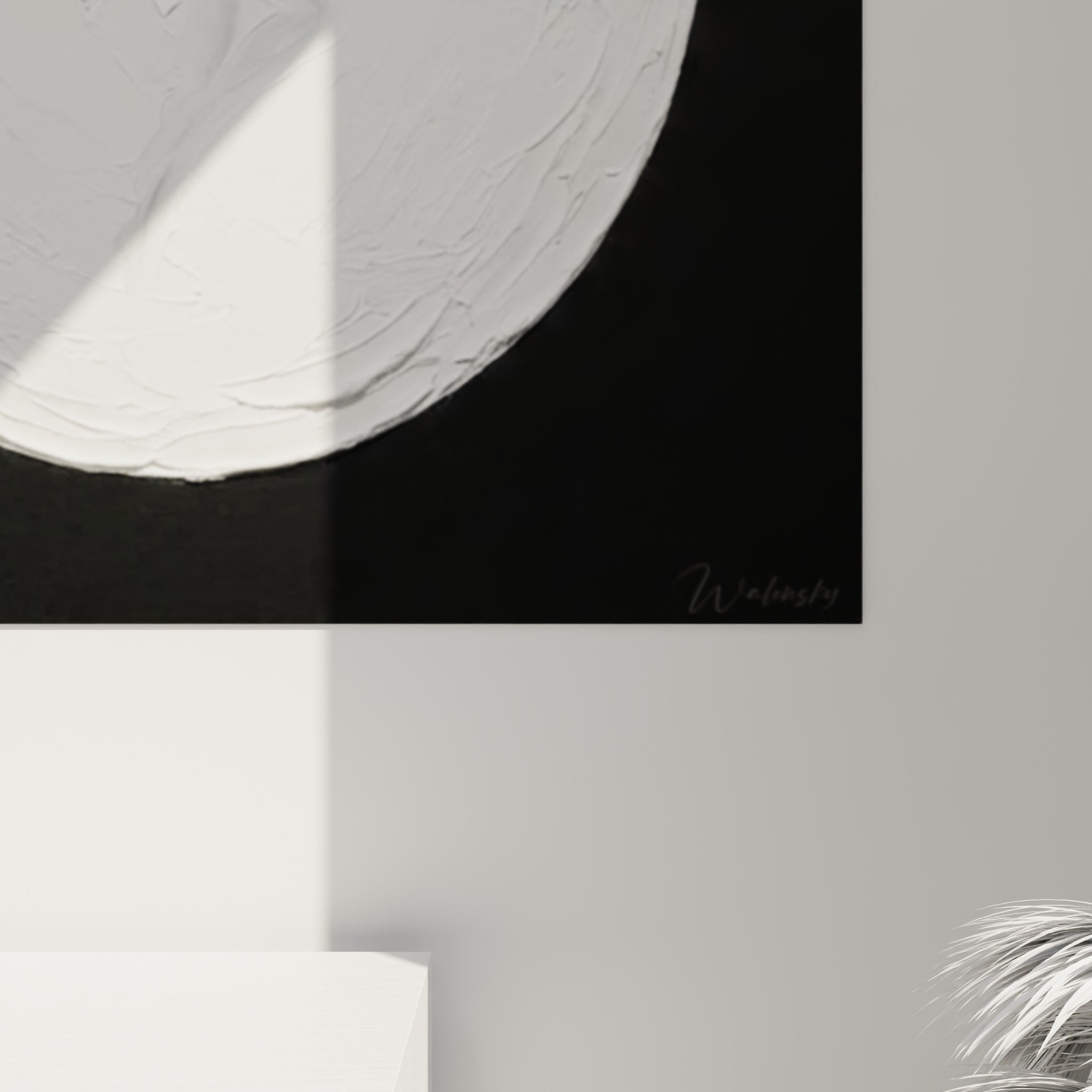 Empâtements et stries du plâtre blanc révélant la silhouette en gros plan, contraste marqué avec le noir anthracite