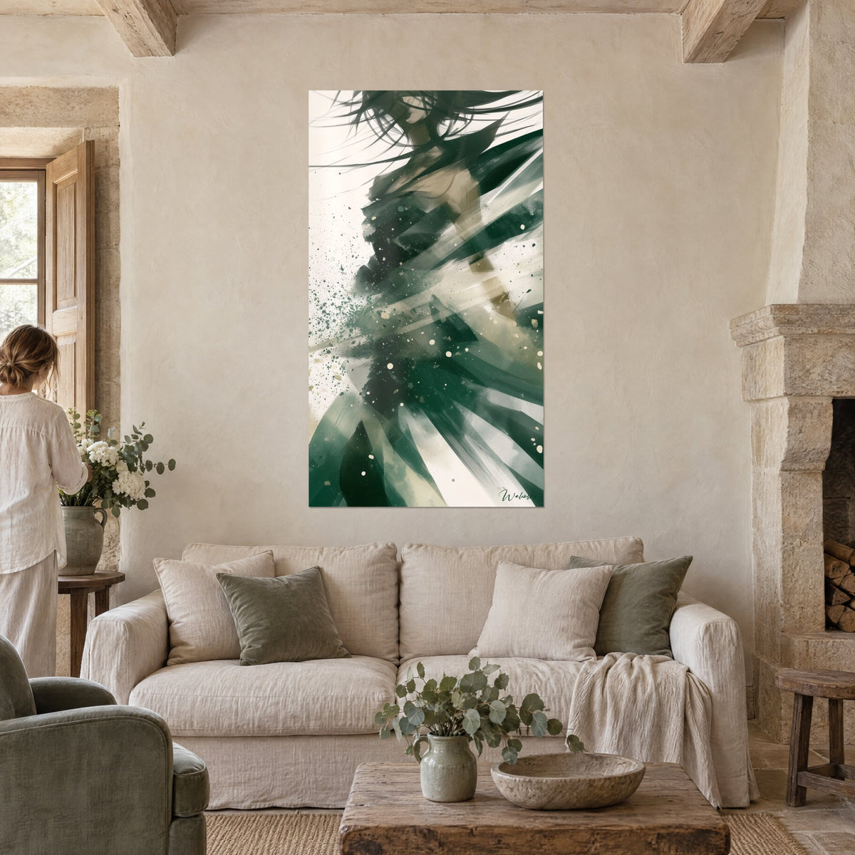 Schilderij groene vrouwelijke silhouet met zwevend haar, accenten in dennengroen en ivoor, persoon van achteren boven een bank in een lichte woonkamer