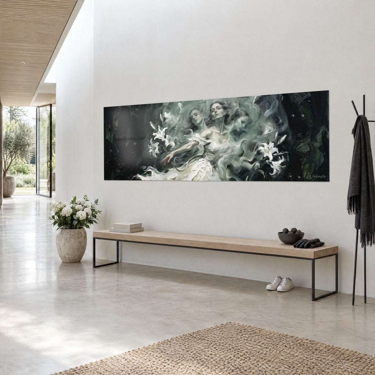 Gemälde nächtliche Erscheinung mit drei blassen Gesichtern, grau-grüne Wirbel und weiße Lilien, an einer hellen Wand eines Architektenhauses