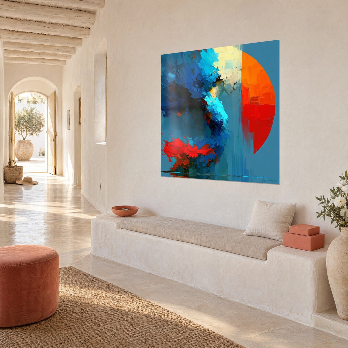 Tableau profil de femme en turquoise et ivoire face à un grand soleil orangé, touches rouges en bas, mur blanc de maison grecque