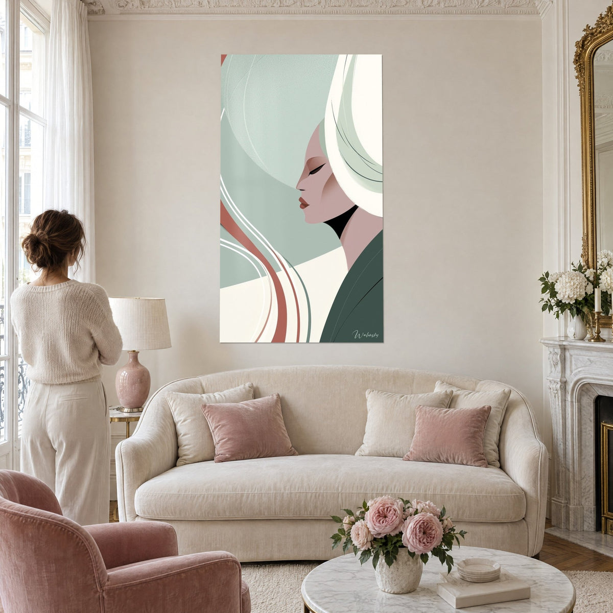 Tableau visage de profil aux paupières closes, mèches blanches et vert sauge sur fond pâle, au-dessus d'un canapé dans un salon lumineux