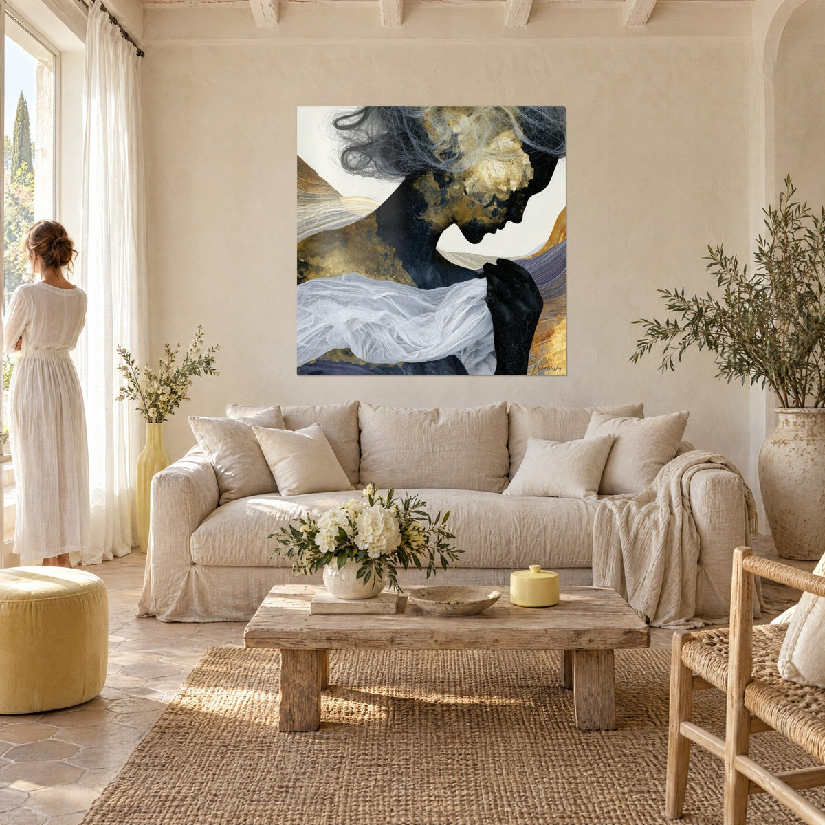 Tableau profil féminin noir et or craquelé, voile blanc en gaze, cheveux gris tourbillonnants, au-dessus d'un canapé dans un salon lumineux