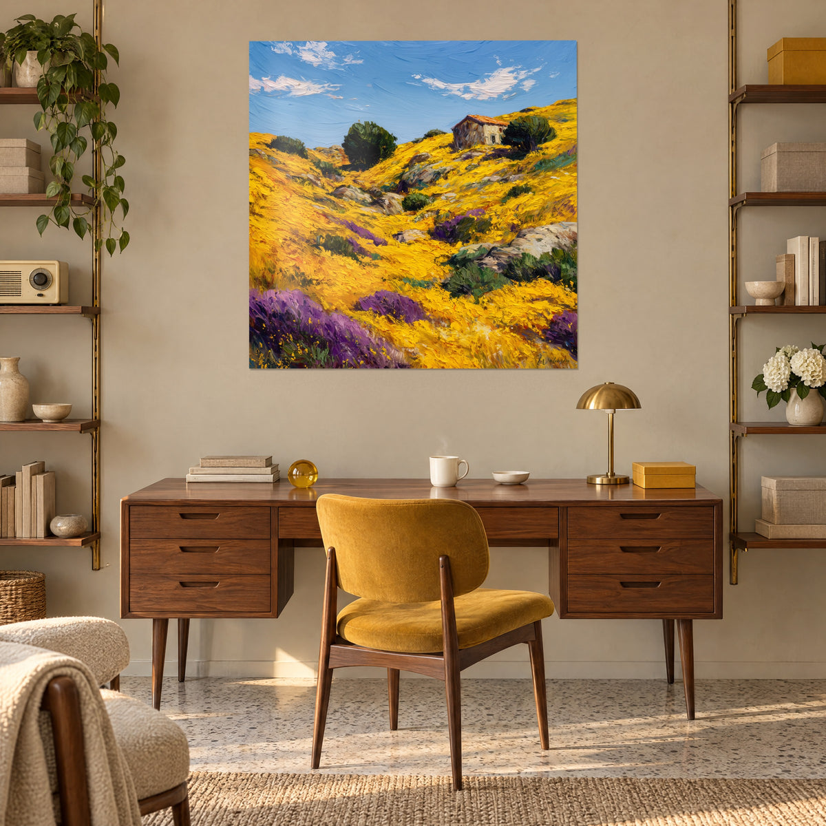 Gemälde korsische Landschaft in Spachteltechnik, safranfarbener Teppich aus Strohblumen, graue Felsen, grüne Bäume, über einem Holzschreibtisch
