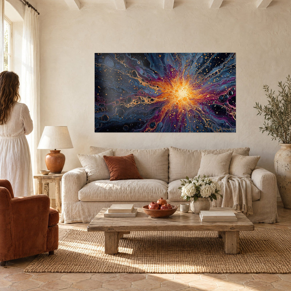 Gemälde Sternenexplosion in leuchtendem Orange und Nachtblau, goldene Funken, vor einer Frau von hinten, über einem Sofa in einem hellen Wohnzimmer
