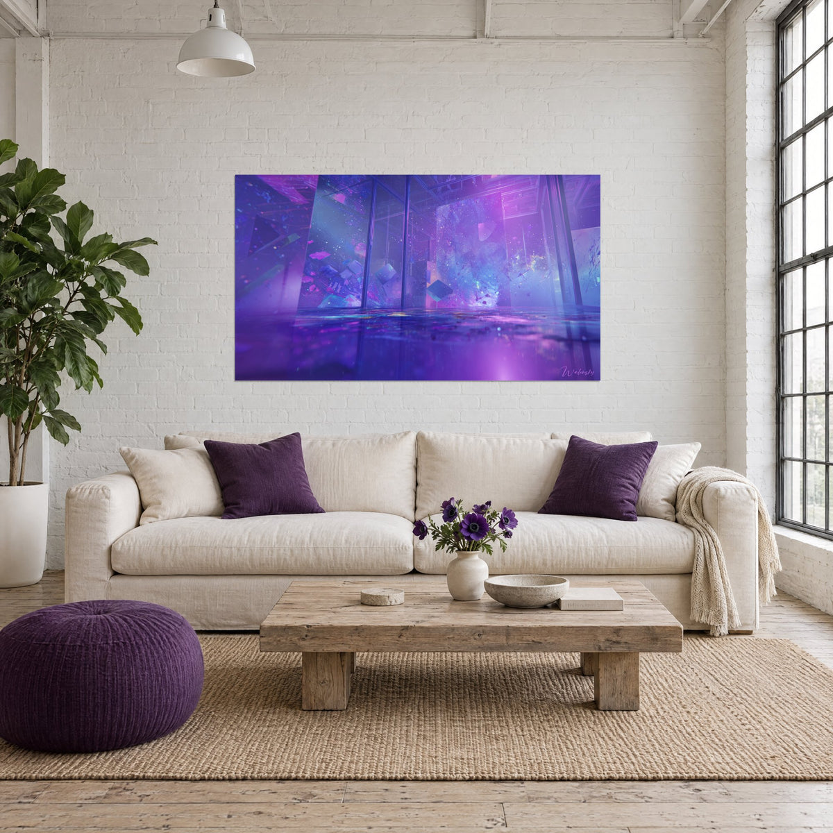 Tableau cube de verre irisé flottant dans un vide violet et bleu, accroché au-dessus d'un canapé dans un salon lumineux
