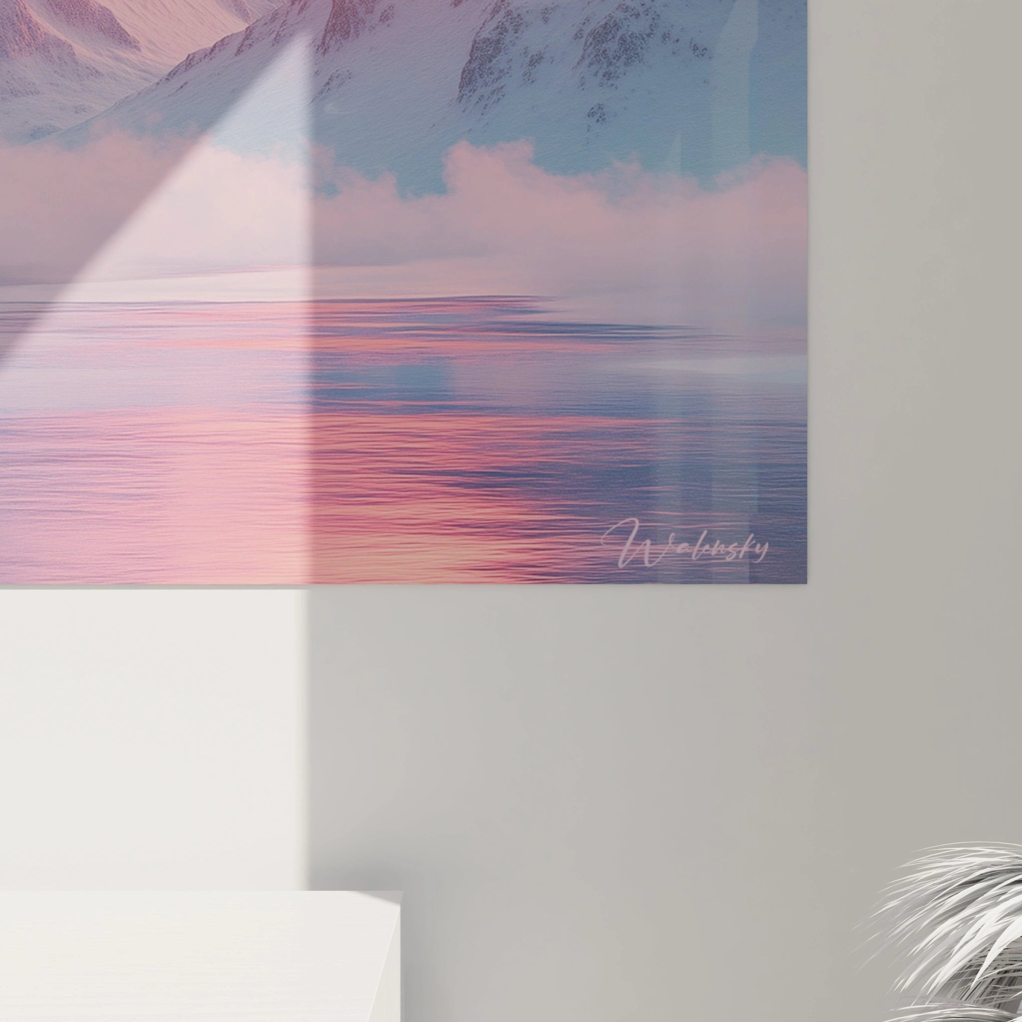 Un tableau montagne fantastique illustrant des pics acérés dans un environnement hivernal baigné de lumière rose. Un orbe lumineux gigantesque illumine l'horizon, tandis que des nuages roses flottent entre les sommets et se mirent dans l'eau tranquille du premier plan.
