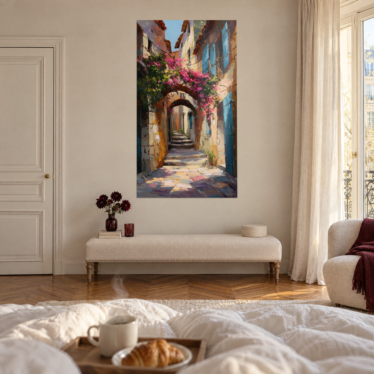 Tableau arche couverte de bougainvillier magenta et feuillage vert, murs ocre, accroché au-dessus d'un lit dans une chambre claire