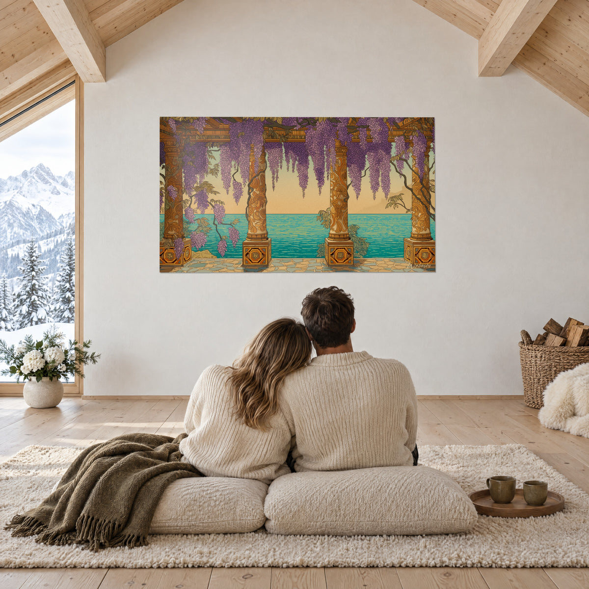 Cuadro arco florecido de glicinas lilas sobre columnas doradas y mar turquesa, una pareja de espaldas sentada sobre una alfombra crema frente a la pared blanca