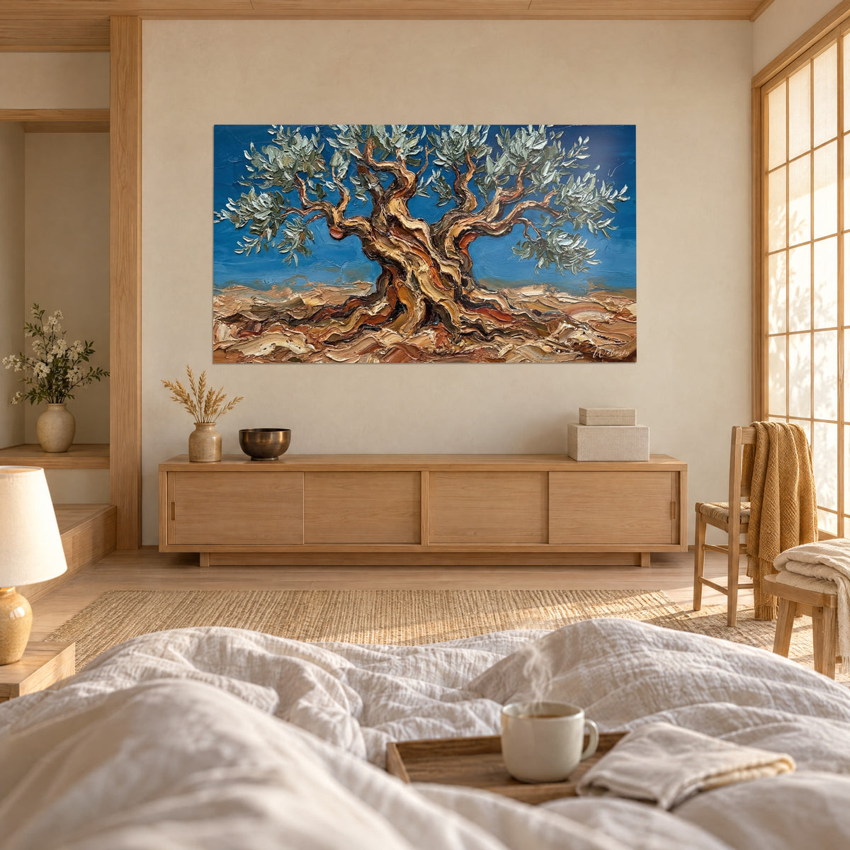Tableau oliveraie ancestrale aux racines ocre et rouille, ciel bleu profond, feuilles vert-de-gris en relief, accroché au-dessus d'un lit dans une chambre claire