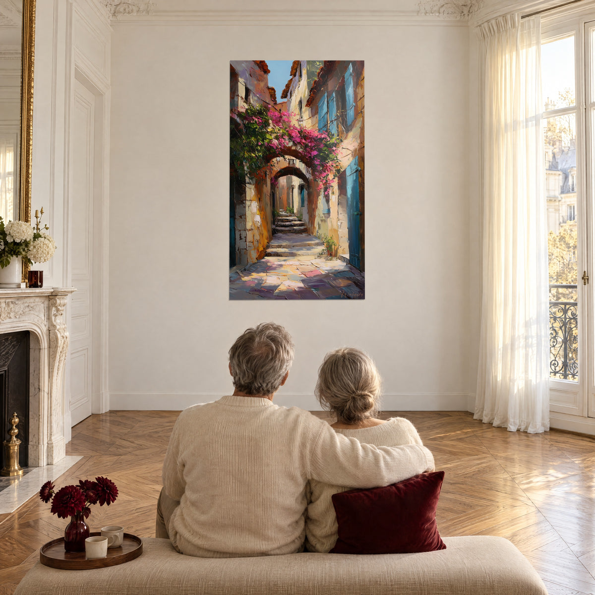 Tableau rue ensoleillée de Côte d'Azur, fleurs fuchsia et murs dorés, face à un couple assis dans un salon haussmannien