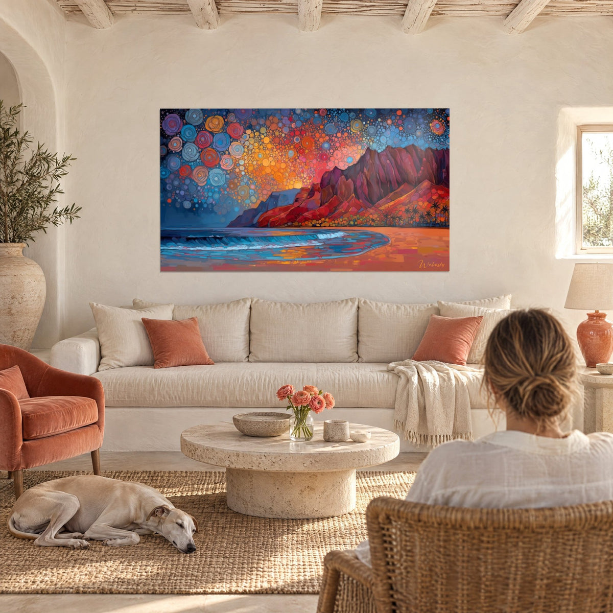 Tableau montagnes pourpres sous un ciel de cercles orange et bleus, couple de dos, greyhound, au-dessus d'un canapé dans un salon lumineux
