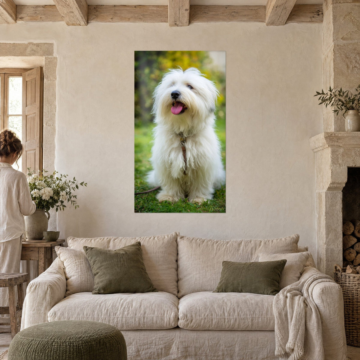 Tableau chien blanc au pelage soyeux, langue rose, sur fond vert et jaune, au-dessus d'un canapé dans un salon lumineux