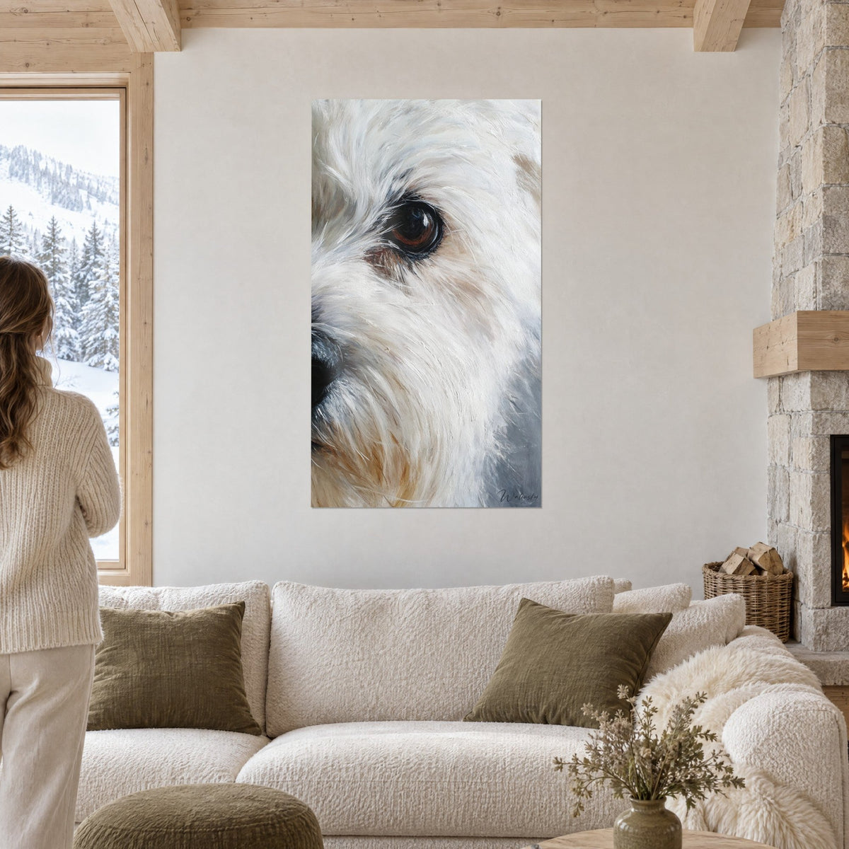 Cuadro hocico de perro Tuléar, ojo marrón cerrado en negro, pelaje blanco crema, encima de un sofá en un salón luminoso