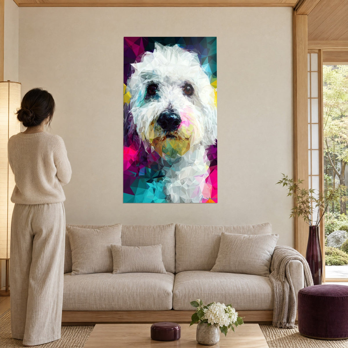 Gemälde Coton-de-Tuléar-Hund in Weiß mit magentafarbenen und türkisfarbenen Facetten, Frau von hinten, über einem Sofa in einem hellen Wohnzimmer