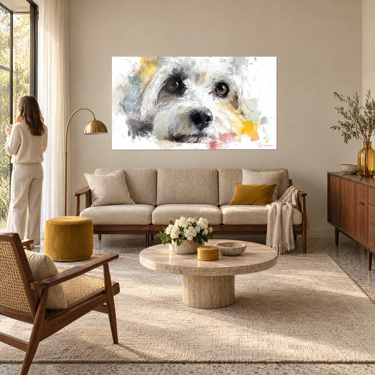 Gemälde Hundeporträt mit bernsteinfarbenen Augen, schwarze Schnauze und weißes Fell, Safrangelb und blaugraue Akzente, über einem Sofa in einem hellen Wohnzimmer