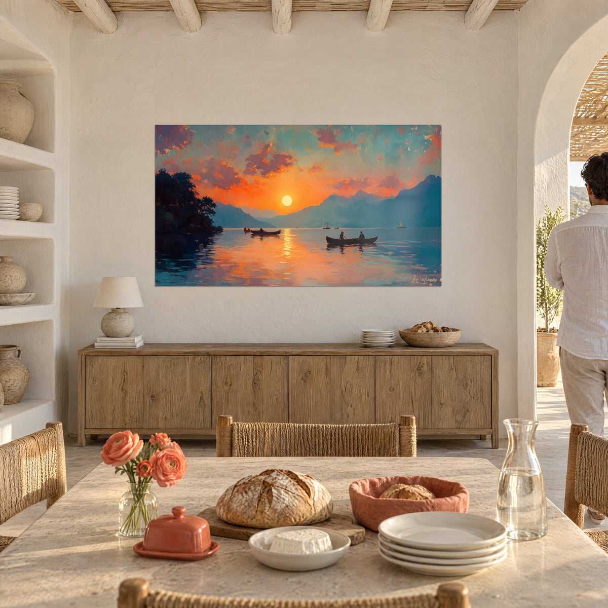 Quadro paesaggio lacustre a olio, cielo corallo e verde petrolio, canottieri sull'acqua, riflessi ramati, in una sala da pranzo di casa mediterranea