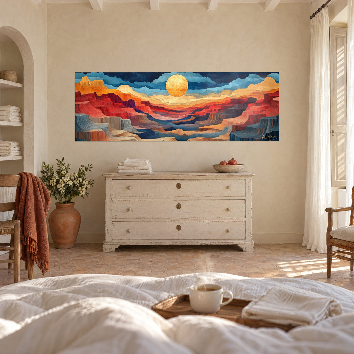 Tableau gorges en bandes rouges et bleu turquoise, soleil jaune rond, accroché au-dessus d'un lit dans une chambre claire