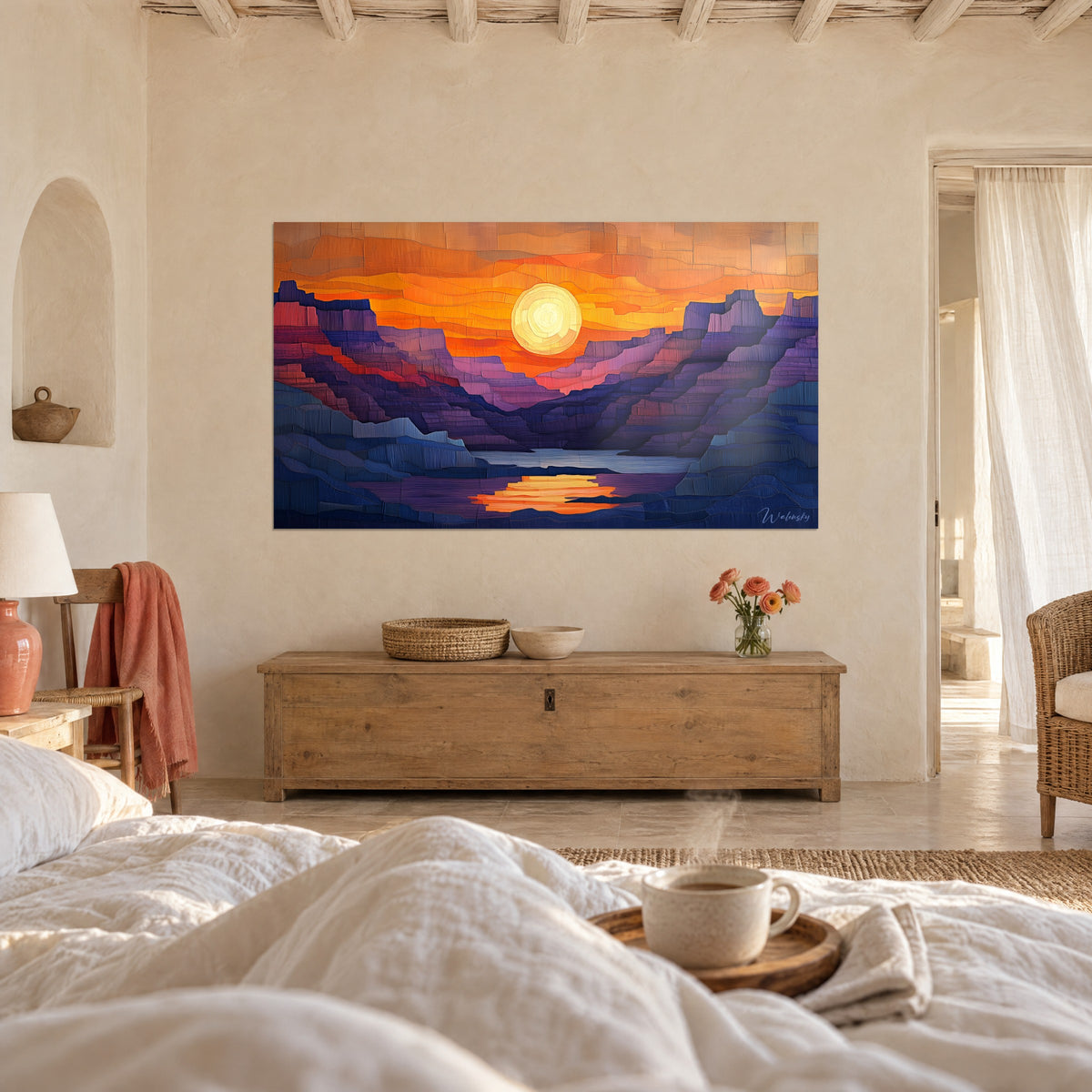 Cuadro de valle rocoso malva bajo un astro crema, lago cobrizo abajo, sobre una cama en un dormitorio claro