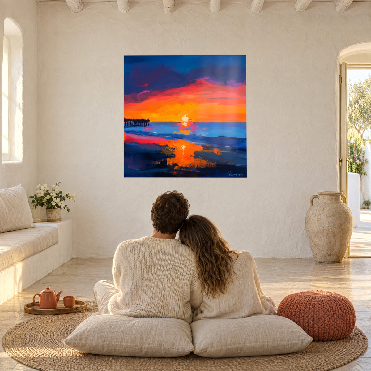 Quadro panorama di crepuscolo marino, arancio ardente e indaco profondo, coppia abbracciata di spalle su cuscini bianchi