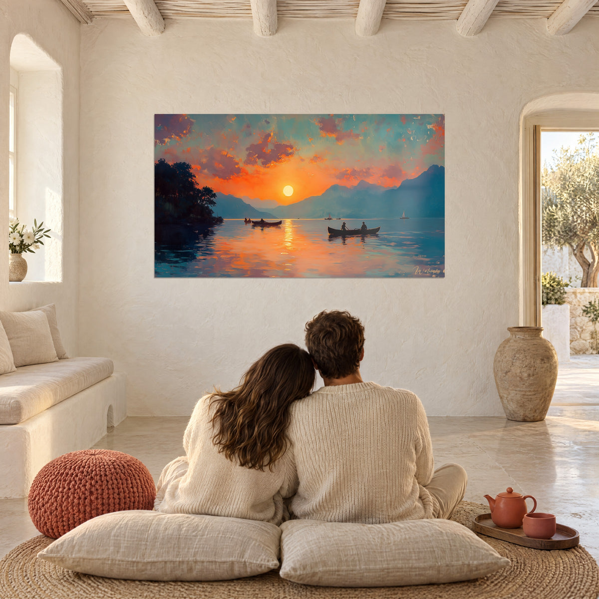 Quadro tramonto su un lago alpino, arancio rossastro e verde acqua, veliero bianco in lontananza, davanti a una coppia seduta su cuscini a terra