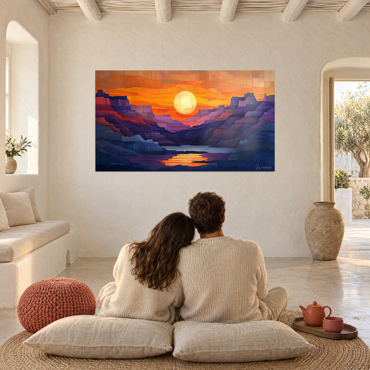 Cuadro de cañón con acantilados azules y magenta superpuestos, sol radiante, pareja abrazada de espaldas sobre cojines en el suelo