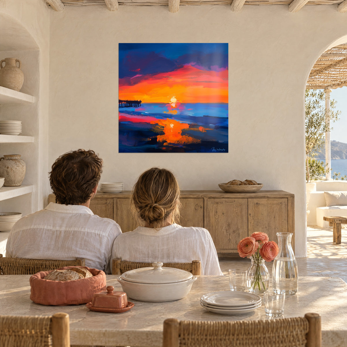 Quadro orizzonte fiammeggiante, sole color crema su mare blu elettrico, riflessi arancioni, di fronte alla coppia di spalle nella casa bianca